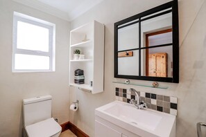 Bathtub, hair dryer, soap, shampoo - 78 Beach Road | Oceanfront Cottage | Splash Pool | Sea Views (Kleinmond)