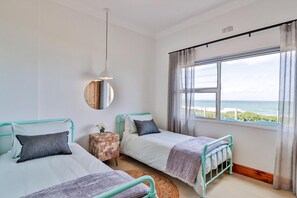 3 bedrooms, iron/ironing board, free WiFi, bed sheets - 78 Beach Road | Oceanfront Cottage | Splash Pool | Sea Views (Kleinmond)