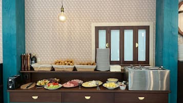 Tägliches Frühstücksbuffet gegen Gebühr