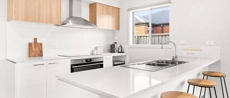 冷蔵庫、電子レンジ、オーブン、コンロ