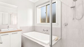Baignoire, sĂšche-cheveux