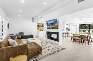 Televisión de pantalla plana y chimenea 