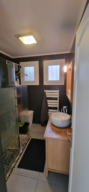 Combined shower/bathtub, jetted bath