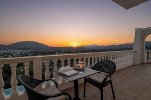 Outdoor dining - Villa Kamos in Archaggelos (Αρχάγγελος)