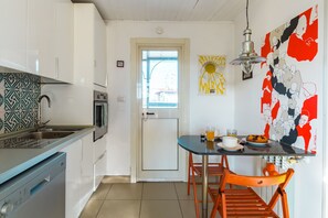 Fridge, oven, dishwasher, cookware/dishes/utensils