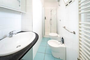 Shower, hair dryer, towels, soap - Stylish in Spanish Quarter by Wonderful Italy (Napoli)