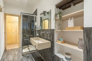 Douche, sèche-cheveux, bidet, serviettes fournies