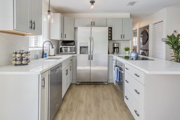 Refrigerador, microondas, horno y parrilla de estufa