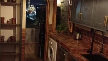 Căn hộ có thiết kế đặc sắc | Bếp riêng | Tủ lạnh, lò vi sóng, lò nướng, bếp nấu