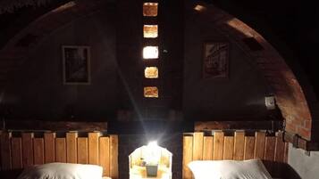 1 kamar tidur, tirai kedap cahaya, dan setrika/meja setrika