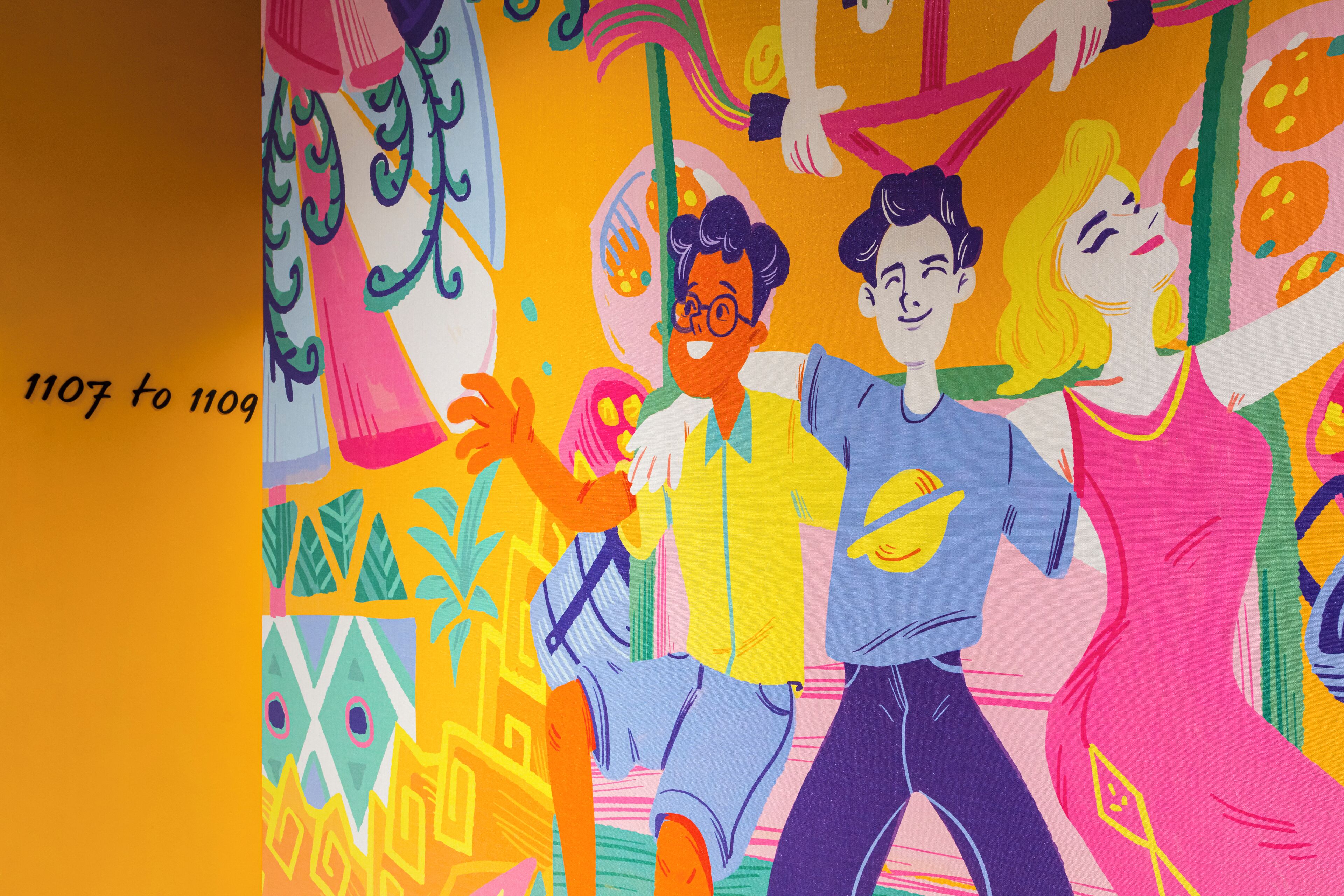 Un mural colorido con figuras y patrones abstractos.