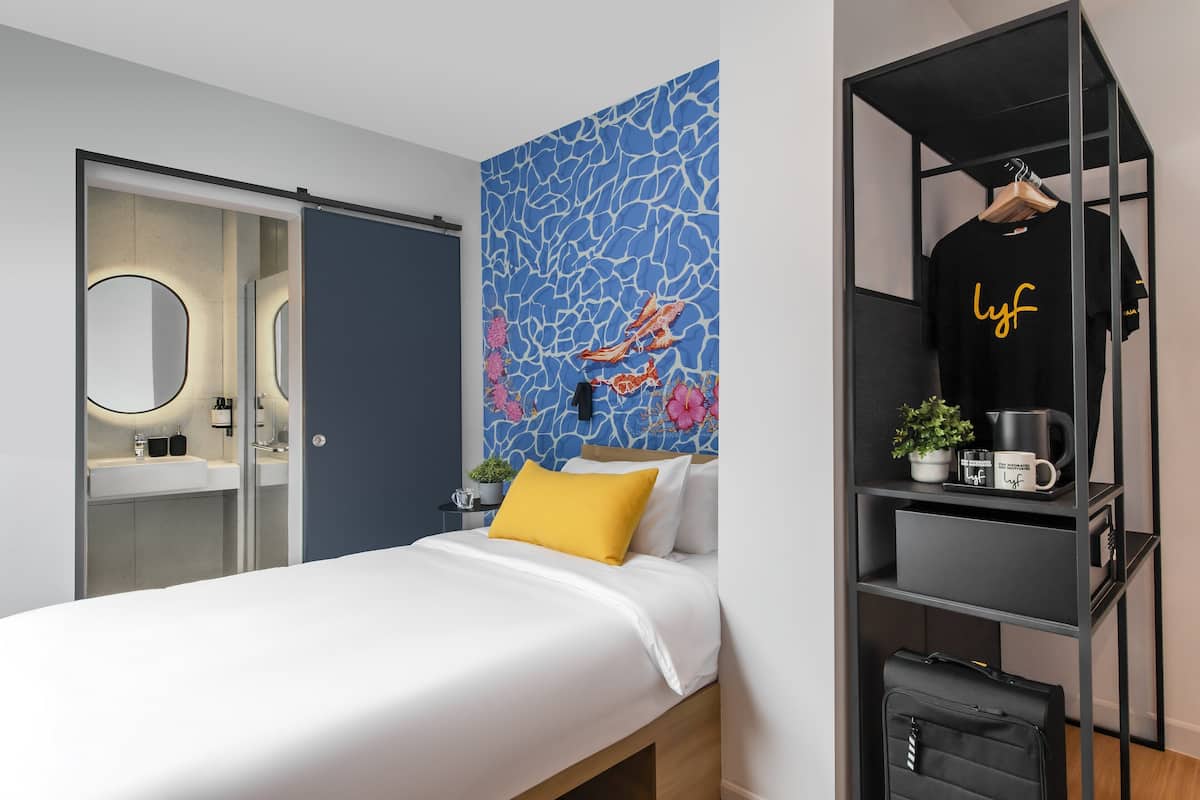 Basic Single Room (Good for One) | Peti besi dalam bilik, meja, Wi-fi percuma, cadar katil