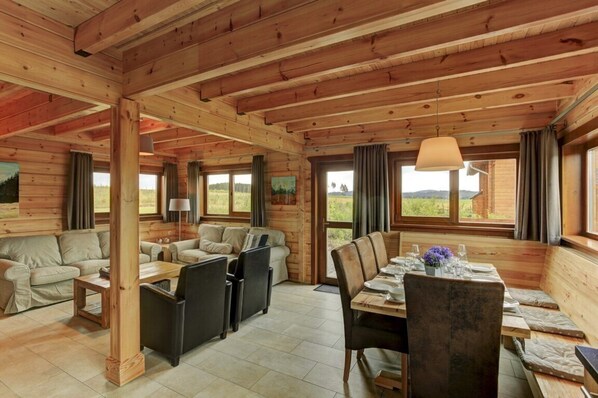 Smart TV - Ecolodge Sauerland combines comfort with environmental friendliness. (Medebach)