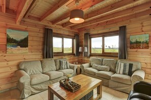 Smart TV - Ecolodge Sauerland combines comfort with environmental friendliness. (Medebach)