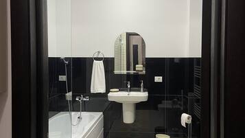 Badewanne, Bidet, Handtücher, Seife