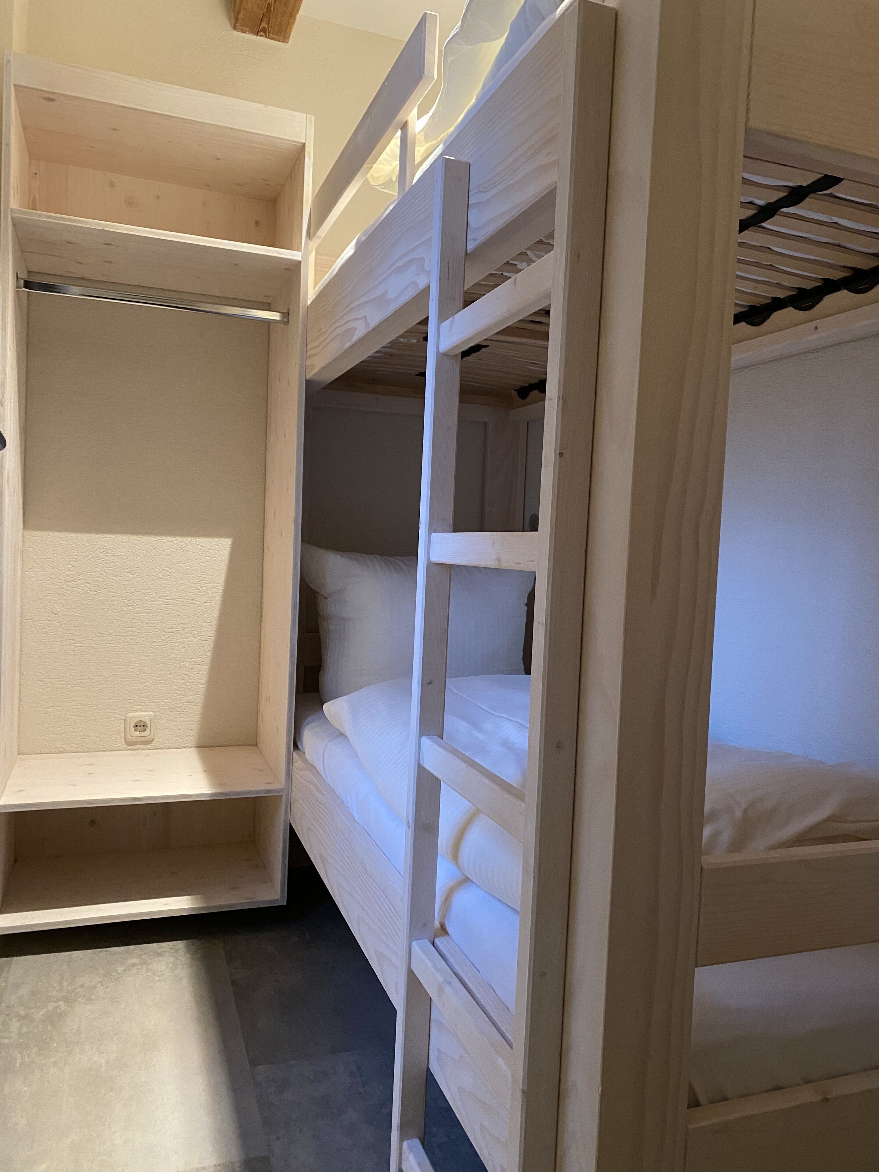 4 室のベッドルーム、旅行用ベビーベッド、WiFi (無料)、ベッドシーツ