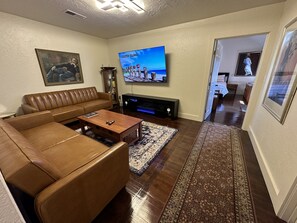 Smart TV, fireplace, video library, stereo - Beautifully Refurbished Wine Country Gem (Boonville)