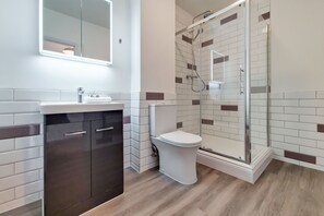 Basic Apartment | Bathroom