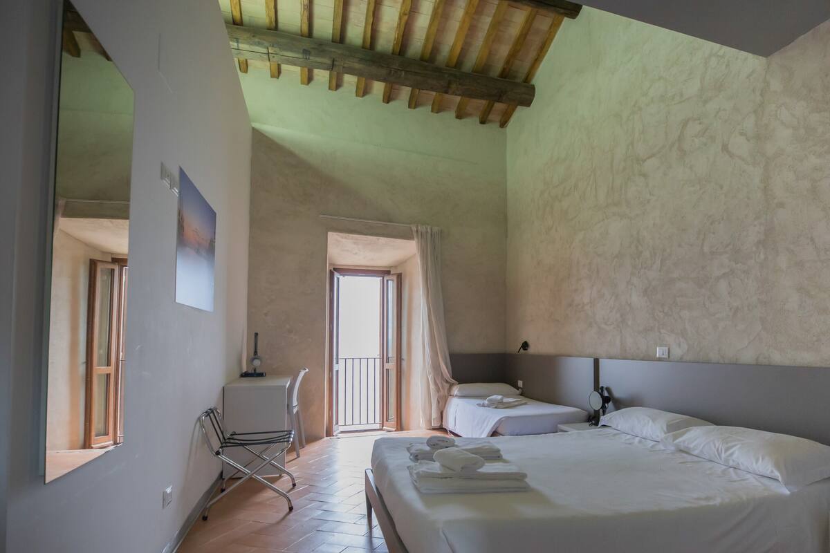 Habitación triple, varias camas, vista al mar | Escritorio, wifi gratis y ropa de cama