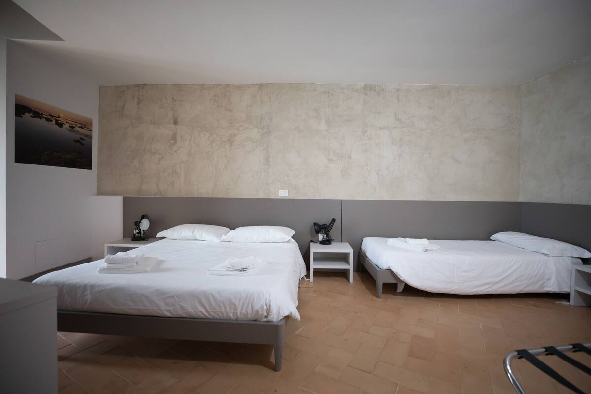 Habitación triple, varias camas, vista al mar | Escritorio, wifi gratis y ropa de cama