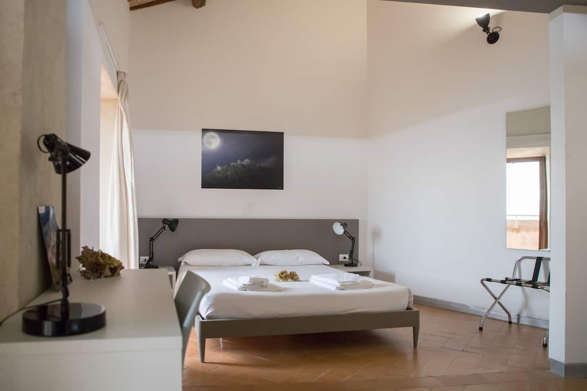 Familie vierpersoonskamer, meerdere bedden, uitzicht op zee | Een bureau, gratis wifi, beddengoed