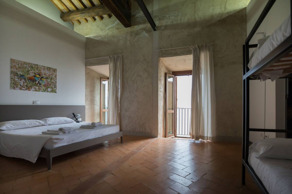 Habitación cuádruple Confort, varias camas, vista al mar | Escritorio, wifi gratis y ropa de cama