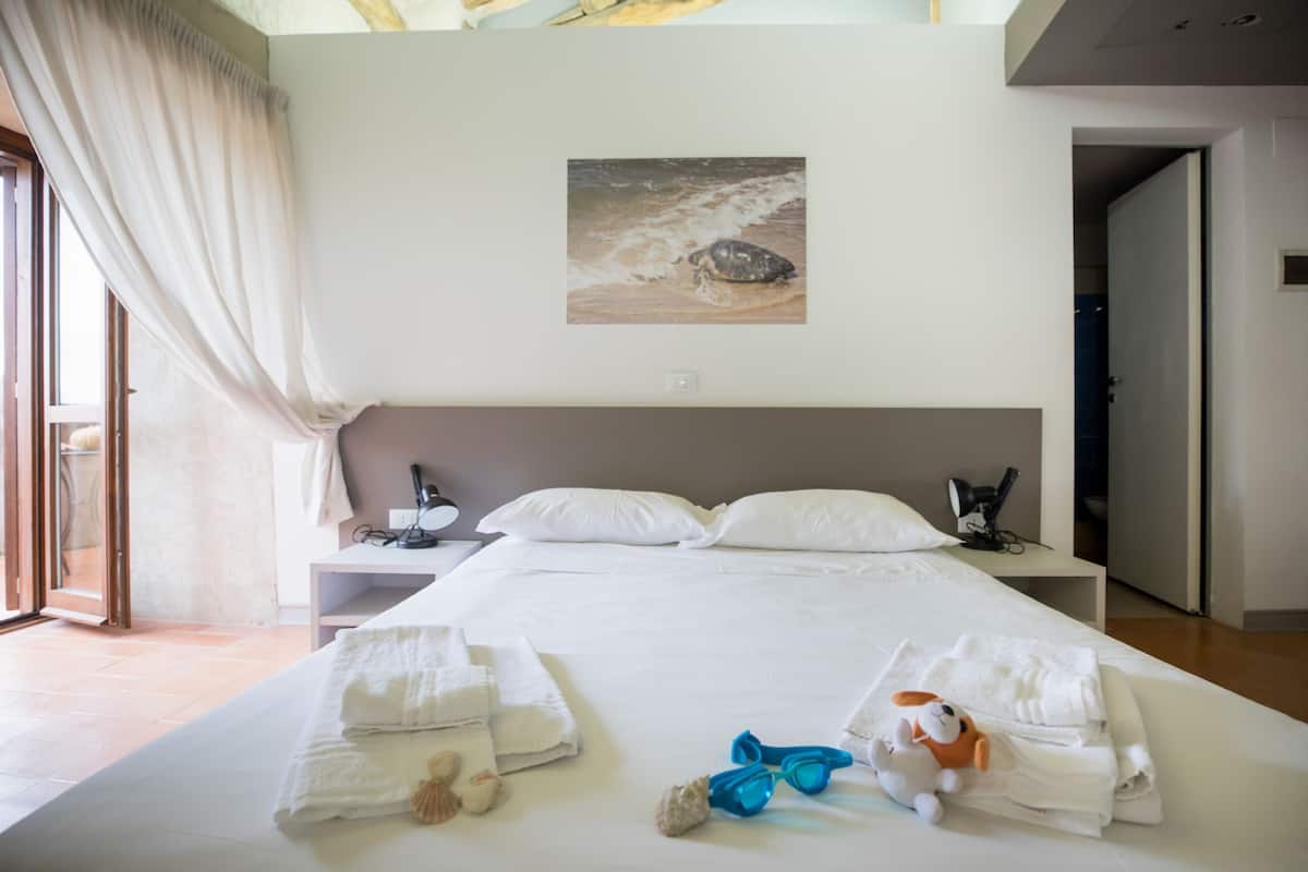 Habitación cuádruple familiar, varias camas, vista al mar | Escritorio, wifi gratis y ropa de cama