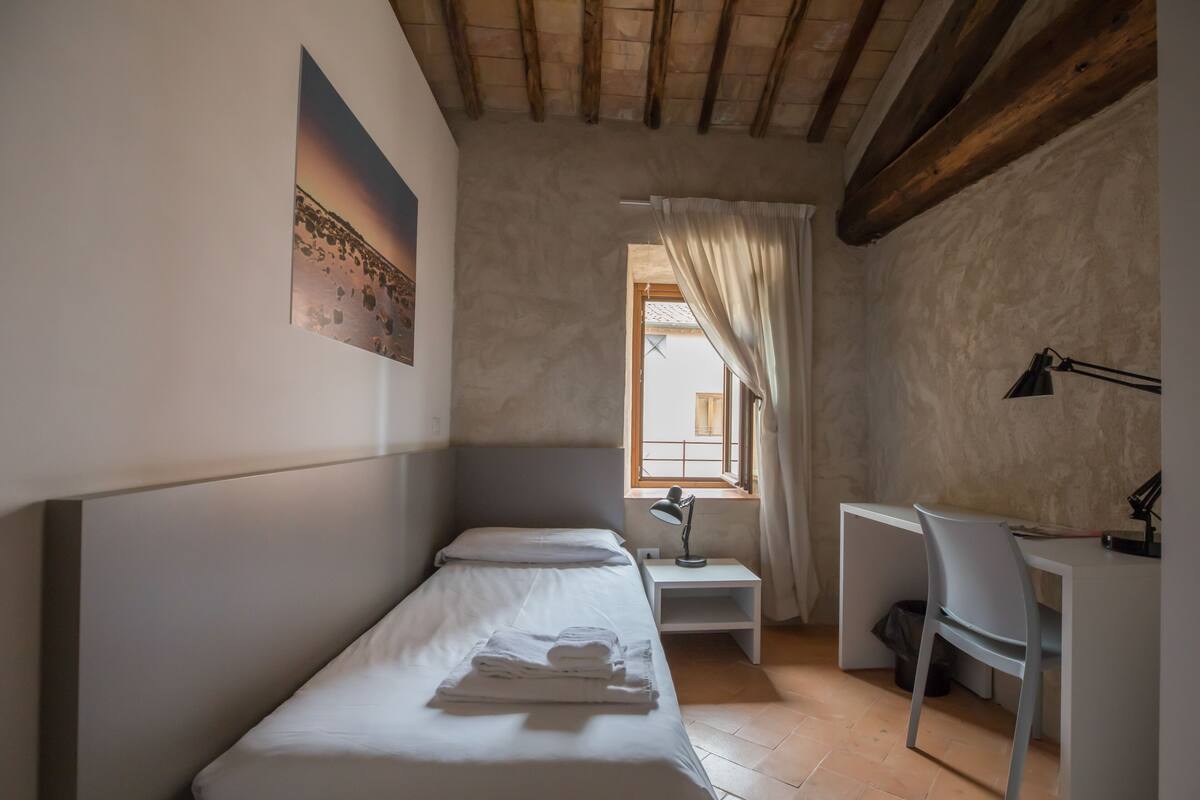 Habitación individual, 1 cama individual, vista al patio | Escritorio, wifi gratis y ropa de cama
