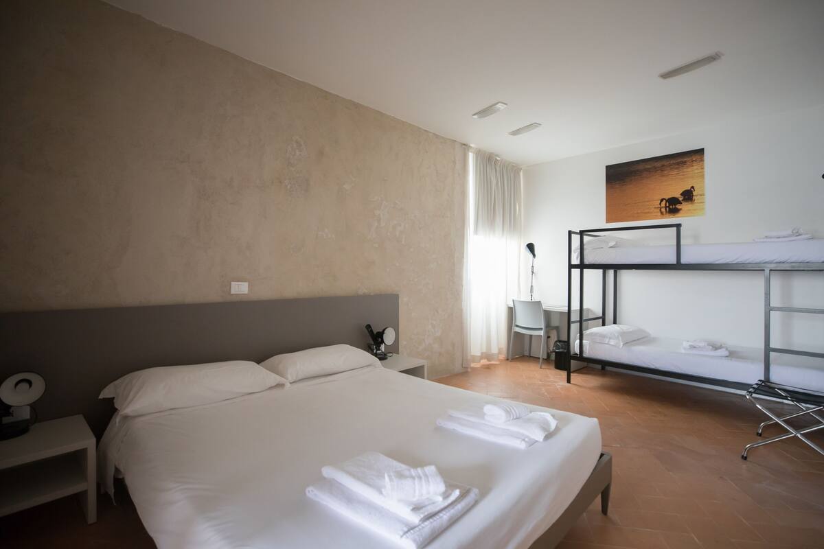 Habitación cuádruple, varias camas, vista al mar | Escritorio, wifi gratis y ropa de cama
