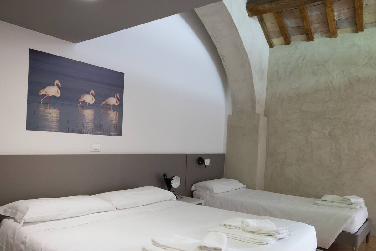Habitación triple, varias camas, vista al patio | Escritorio, wifi gratis y ropa de cama