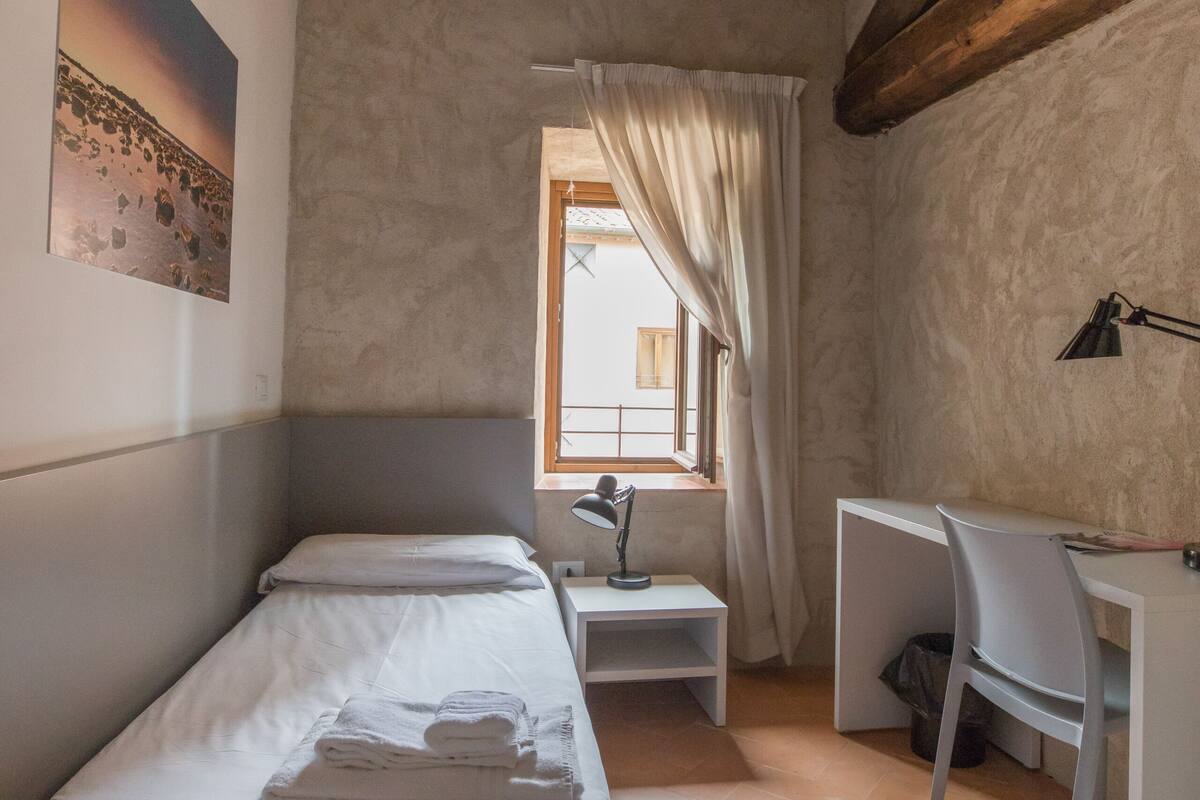 Habitación individual, 1 cama individual, vista al patio | Escritorio, wifi gratis y ropa de cama