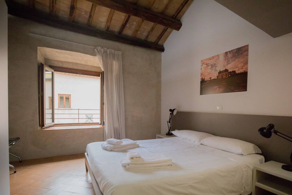 Habitación doble, 1 cama matrimonial, vista al patio | Escritorio, wifi gratis y ropa de cama
