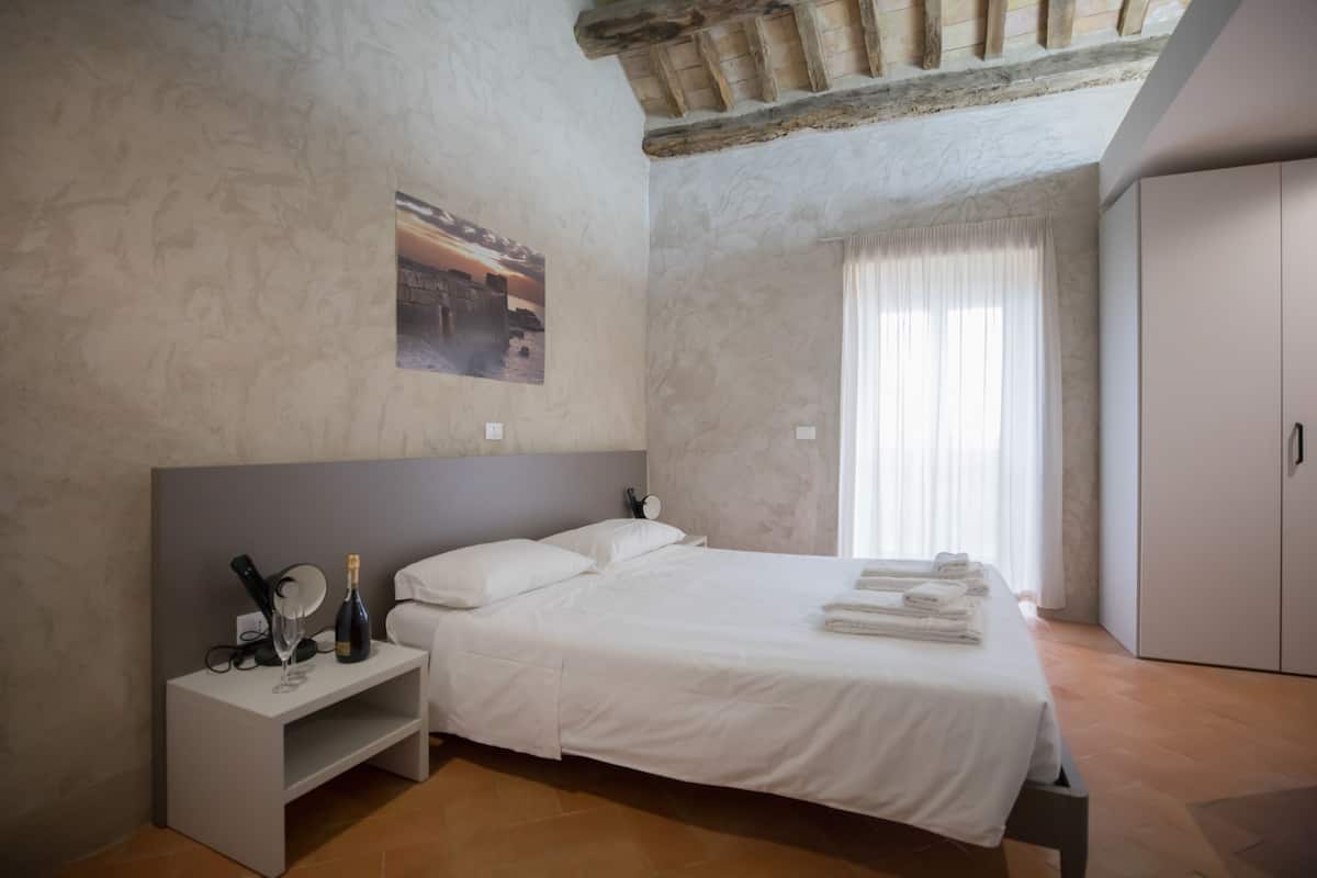 Tweepersoonskamer, 1 tweepersoonsbed, uitzicht op zee | Een bureau, gratis wifi, beddengoed