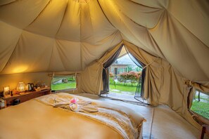 Telt – classic, 1 dobbeltseng, delt bad | Skrivebord og sengetøy