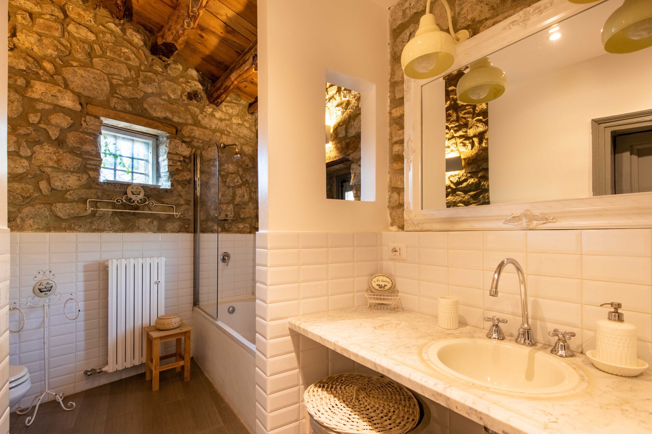 Bathtub, hair dryer, bidet, towels