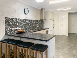 Full-sized fridge, microwave, oven, stovetop - Arcadia Beach Unit 3 (Arcadia)