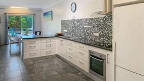 Full-sized fridge, microwave, oven, stovetop