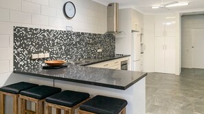 Full-sized fridge, microwave, oven, stovetop