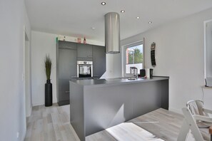 Kühlschrank, Ofen, Herdplatte, Geschirrspüler