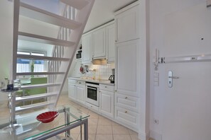 Réfrigérateur, four à micro-ondes, surface de cuisson, lave-vaisselle
