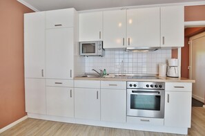 Fridge, microwave, oven, stovetop - Strandvilla Appartement 6 (Scharbeutz)