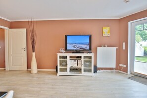 TV, DVD player, stereo - Strandvilla Appartement 6 (Scharbeutz)