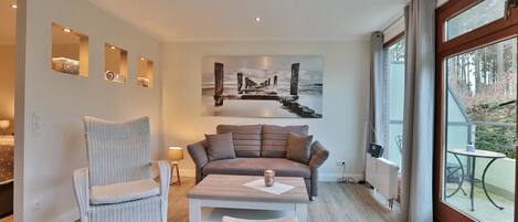 Televisie, een dvd-speler en een stereo