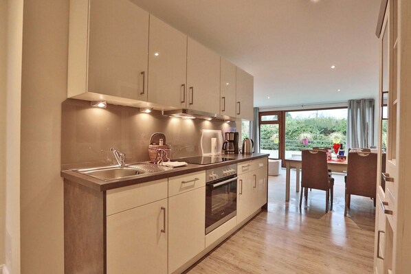 Kühlschrank, Ofen, Herdplatte, Geschirrspüler