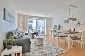 Fernseher, DVD-Player, Stereoanlage