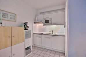 Kühlschrank, Mikrowelle, Herdplatte, Wasserkocher mit Kaffee-/Teezubehör