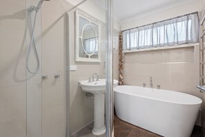 Bathtub, towels