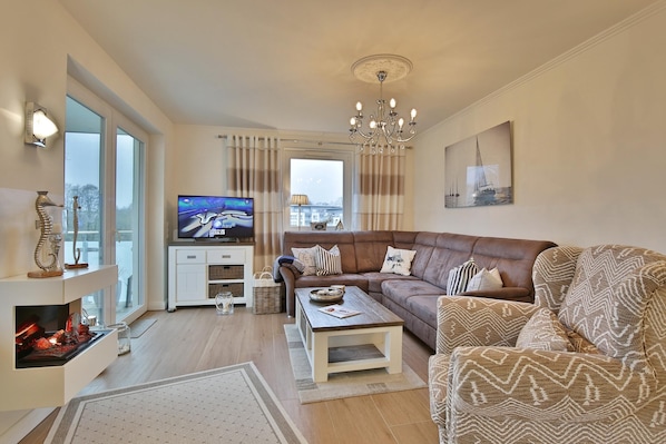 Fernseher, DVD-Player, Stereoanlage