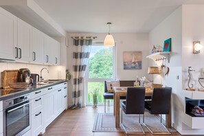 Coffee/tea maker, fridge, oven, stovetop
