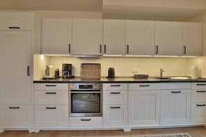Kühlschrank, Ofen, Herdplatte, Geschirrspüler